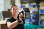 ZMC3330xR UHF RFID Tabancası ile okuma yapan kadın depo çalışanı